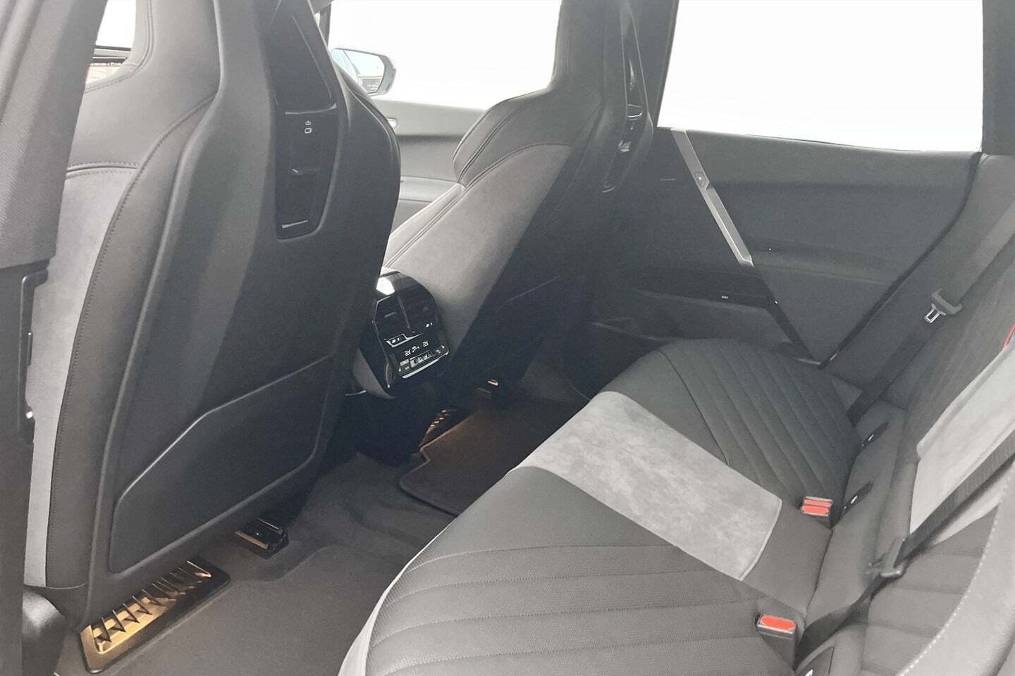 Grå BMW iX fra 2026