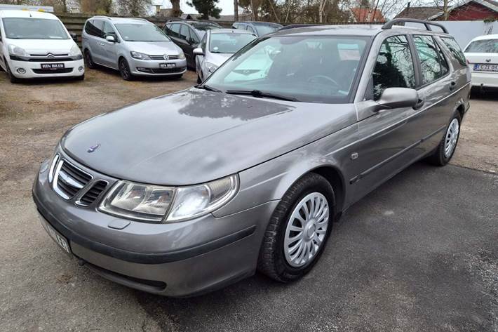 Grøn Saab 9-5 fra 2004 set udefra