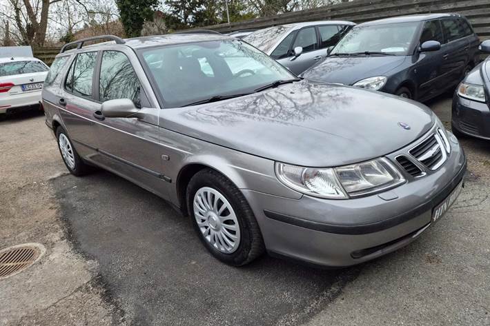Grøn Saab 9-5 fra 2004
