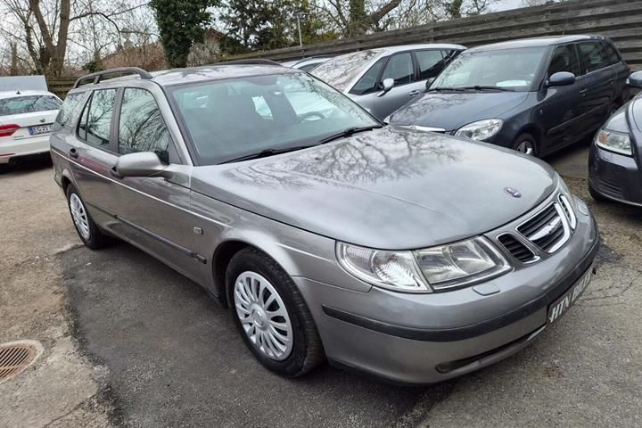 Grøn Saab 9-5 fra 2004