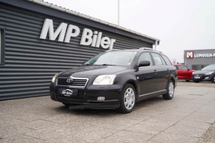 Sort Toyota Avensis fra 2004 set udefra