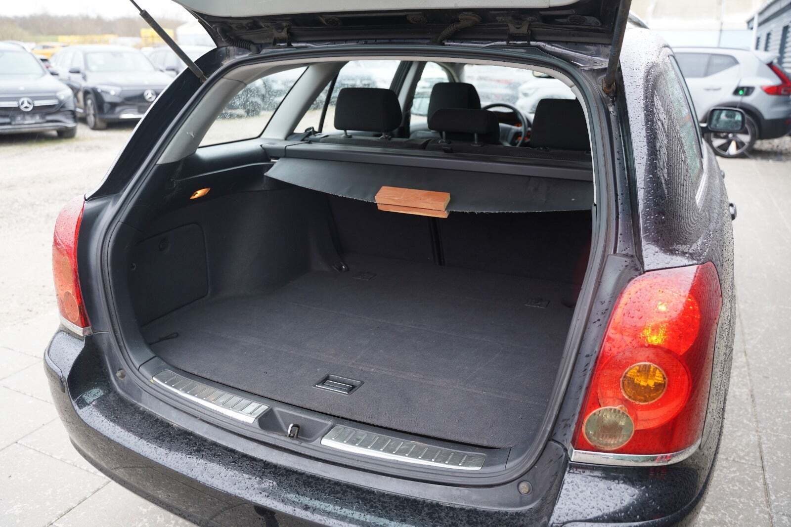 Sort Toyota Avensis fra 2004