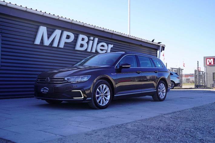 Grå VW Passat fra 2024 set udefra