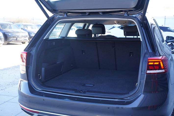 Grå VW Passat fra 2024