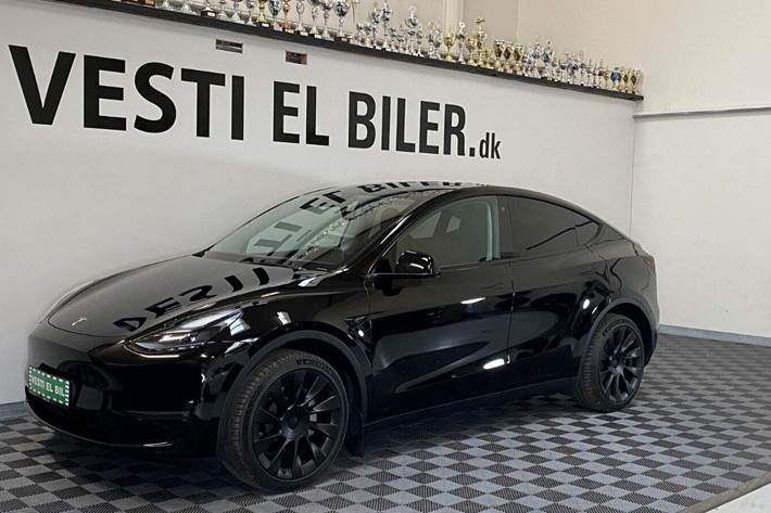 Sort Tesla Model Y fra 2023
