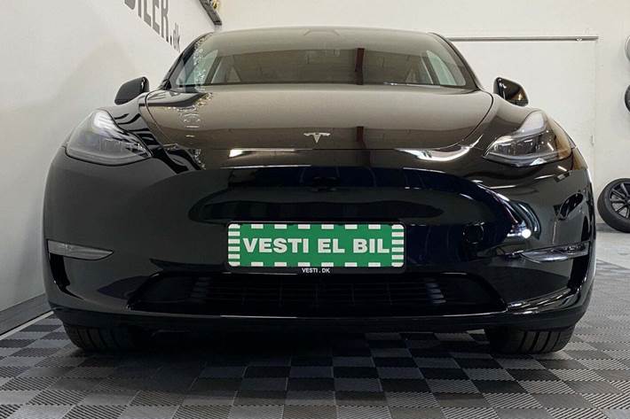 Sort Tesla Model Y fra 2023
