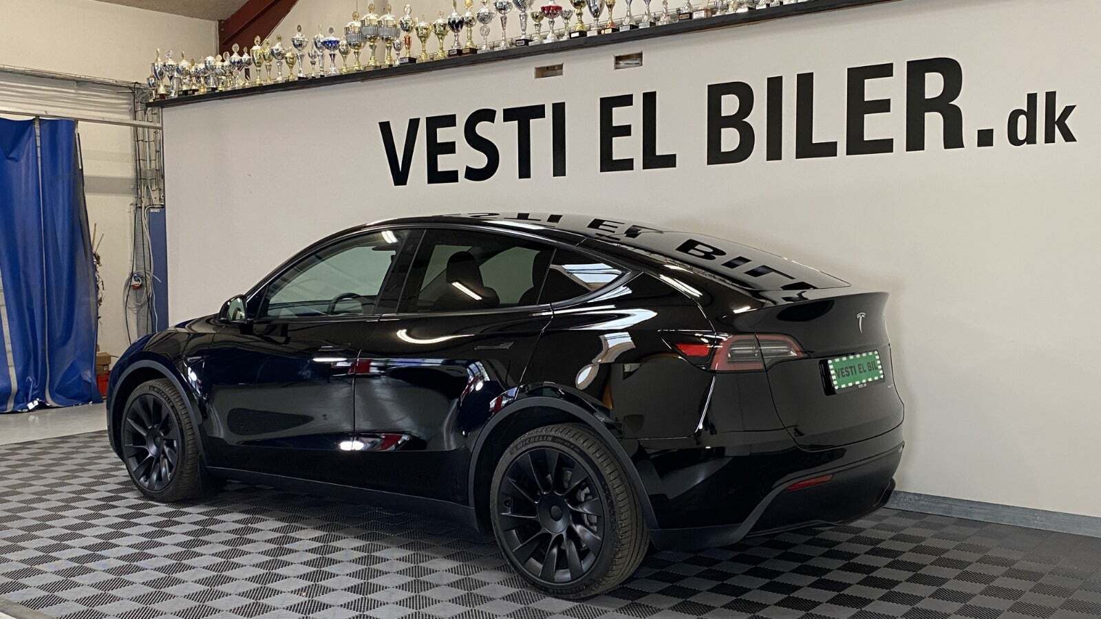 Sort Tesla Model Y fra 2023