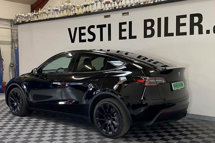 Sort Tesla Model Y fra 2023