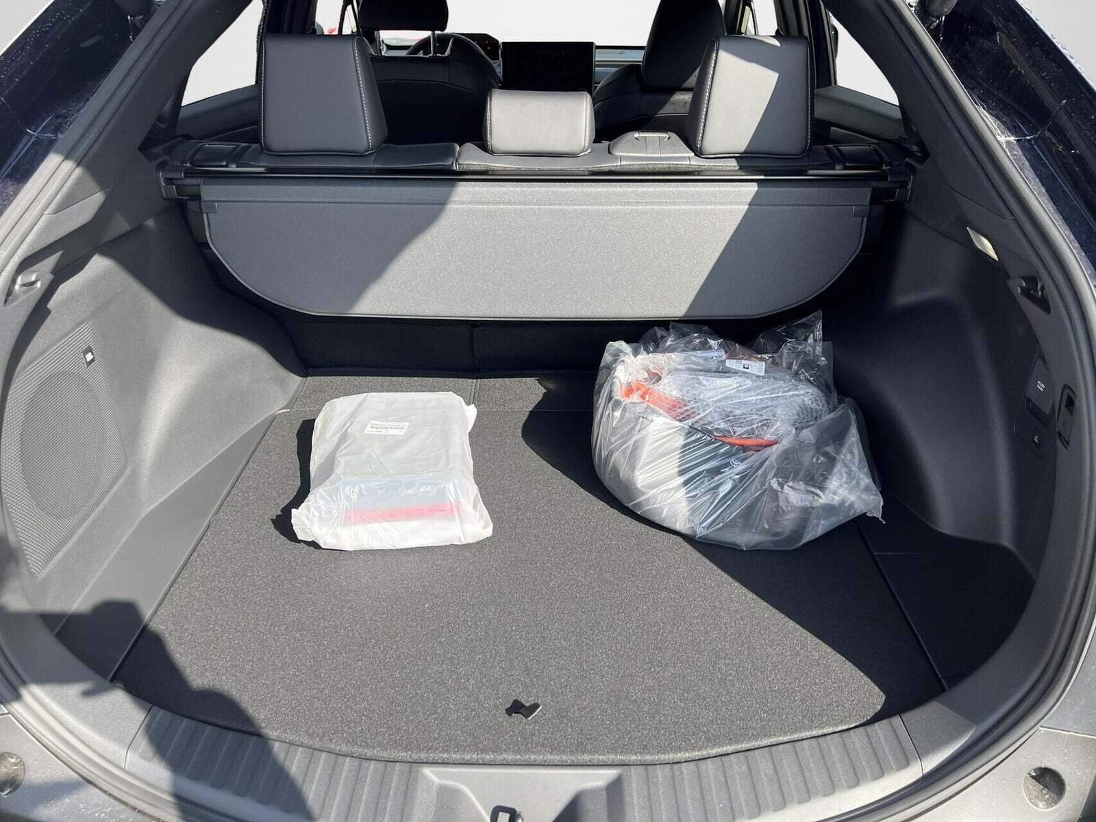 Grå Toyota BZ4X fra 2025