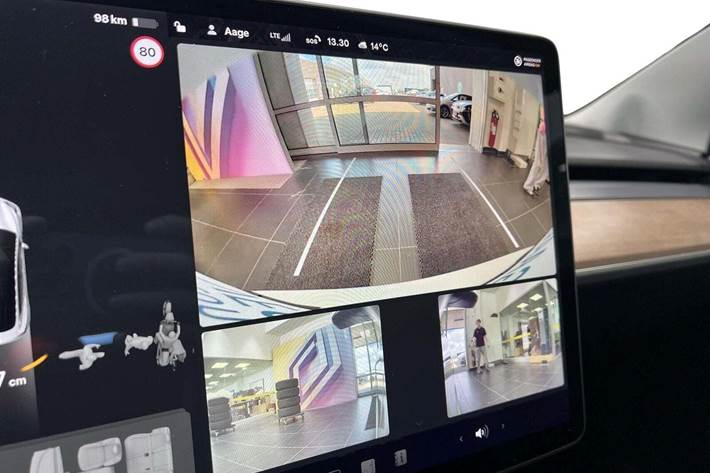 Hvid Tesla Model 3 fra 2021