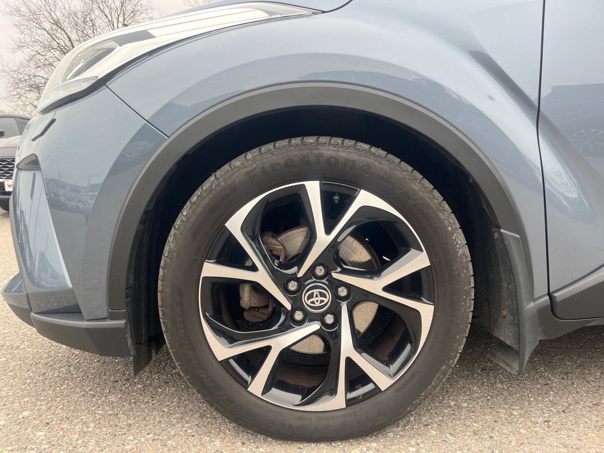 Grå Toyota C-HR fra 2020