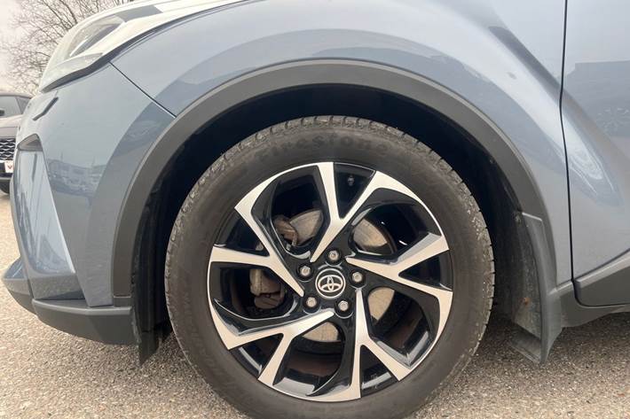 Grå Toyota C-HR fra 2020