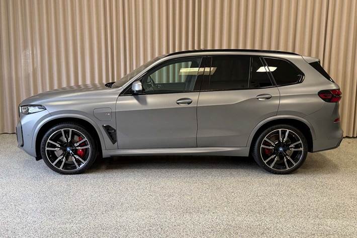 Grå BMW X5 fra 2023