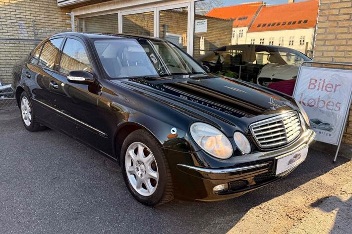 Sort Mercedes E240 fra 2005