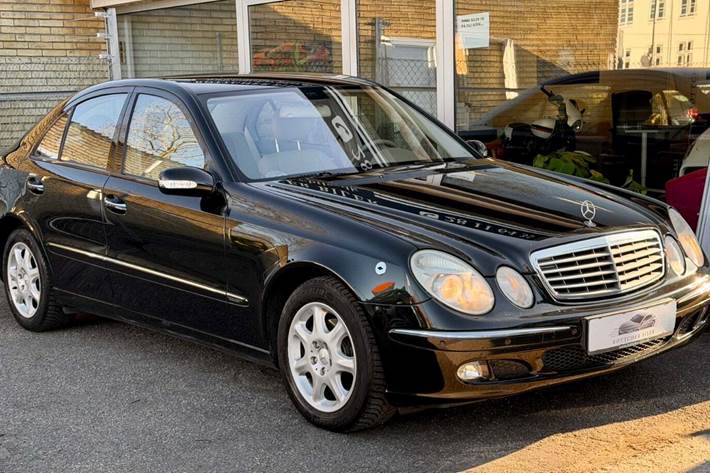 Sort Mercedes E240 fra 2005