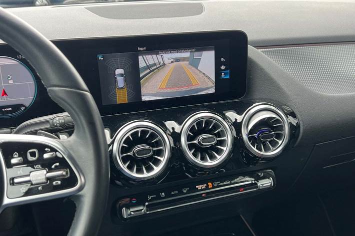 Grå Mercedes EQA250 fra 2021