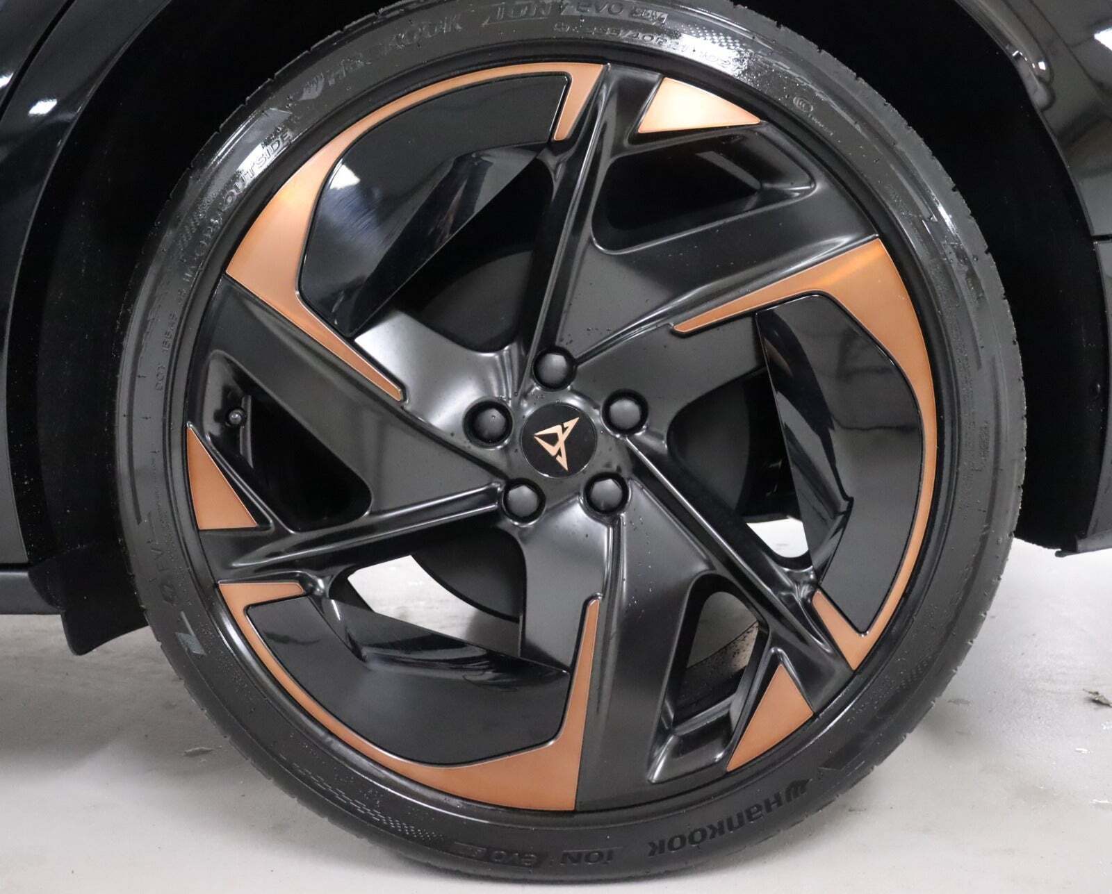 Grå Cupra Tavascan fra 2025