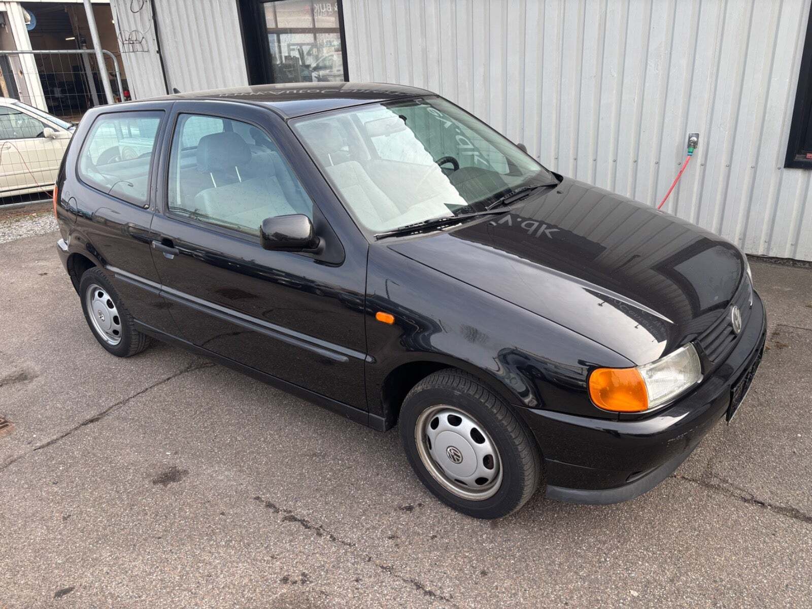 Sort VW Polo fra 1997 set udefra
