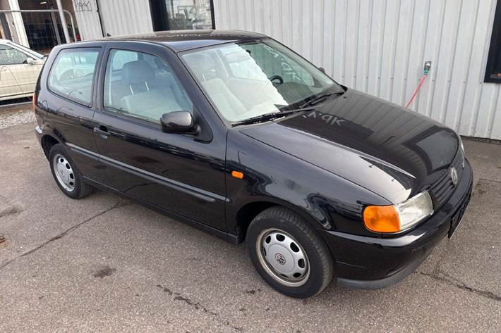 Sort VW Polo fra 1997 set udefra