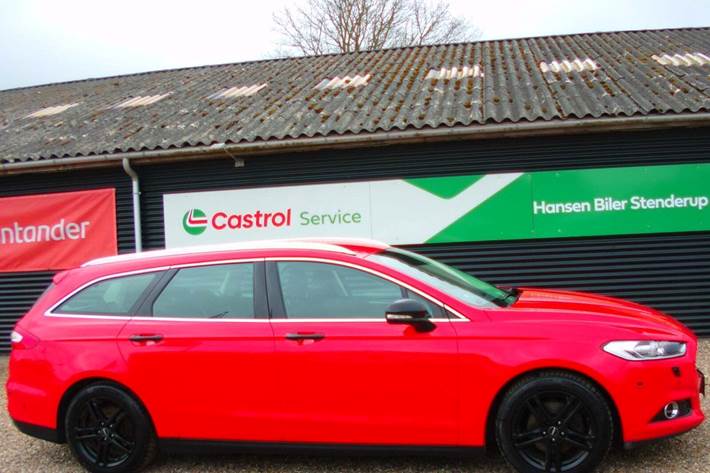 Rød Ford Mondeo fra 2018