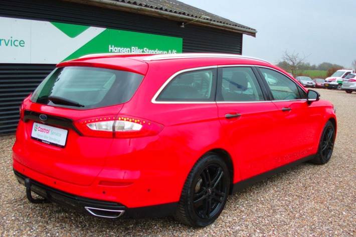 Rød Ford Mondeo fra 2018