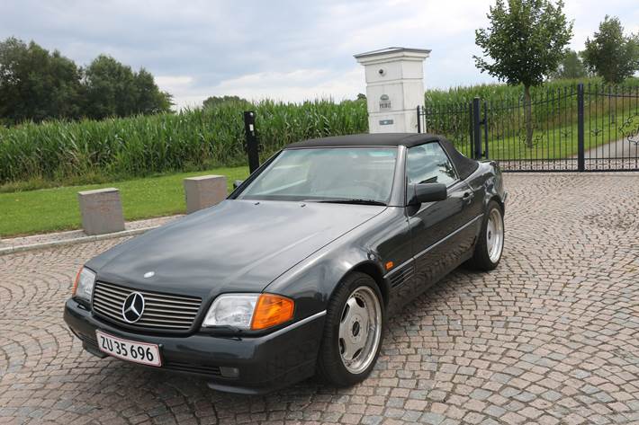 Sort Mercedes 500 SL fra 1989