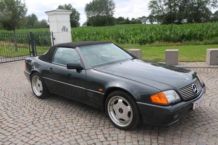 Sort Mercedes 500 SL fra 1989