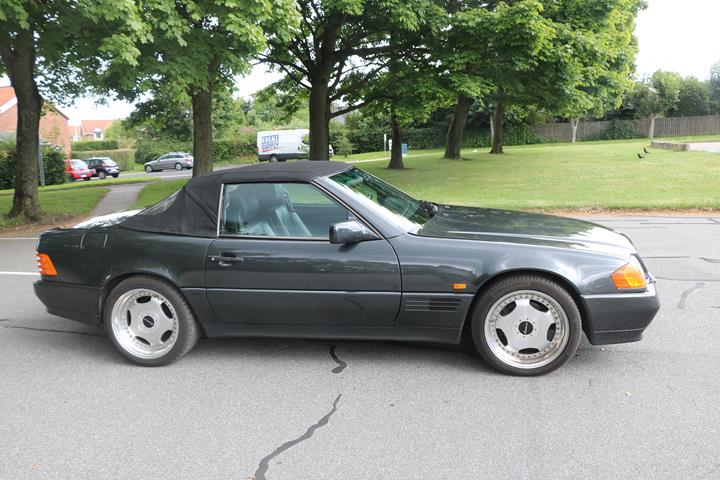 Sort Mercedes 500 SL fra 1989
