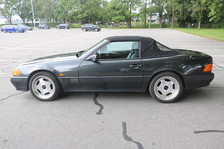 Sort Mercedes 500 SL fra 1989
