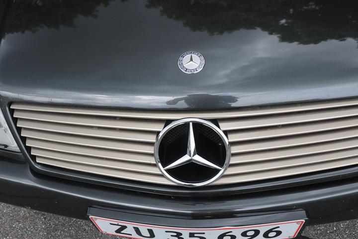Sort Mercedes 500 SL fra 1989