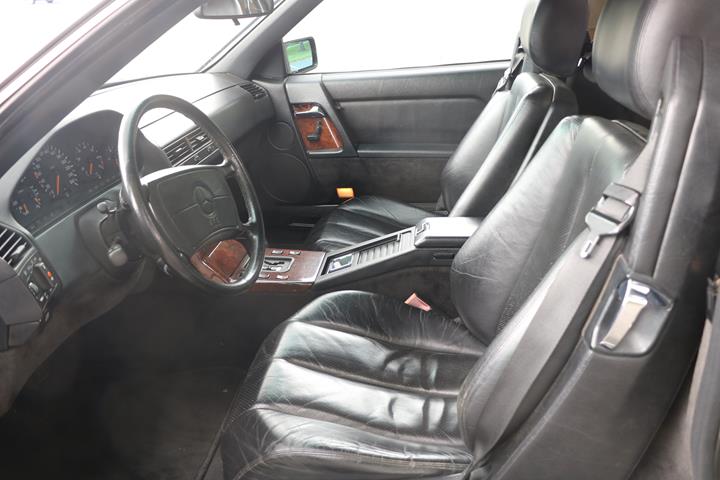 Sort Mercedes 500 SL fra 1989