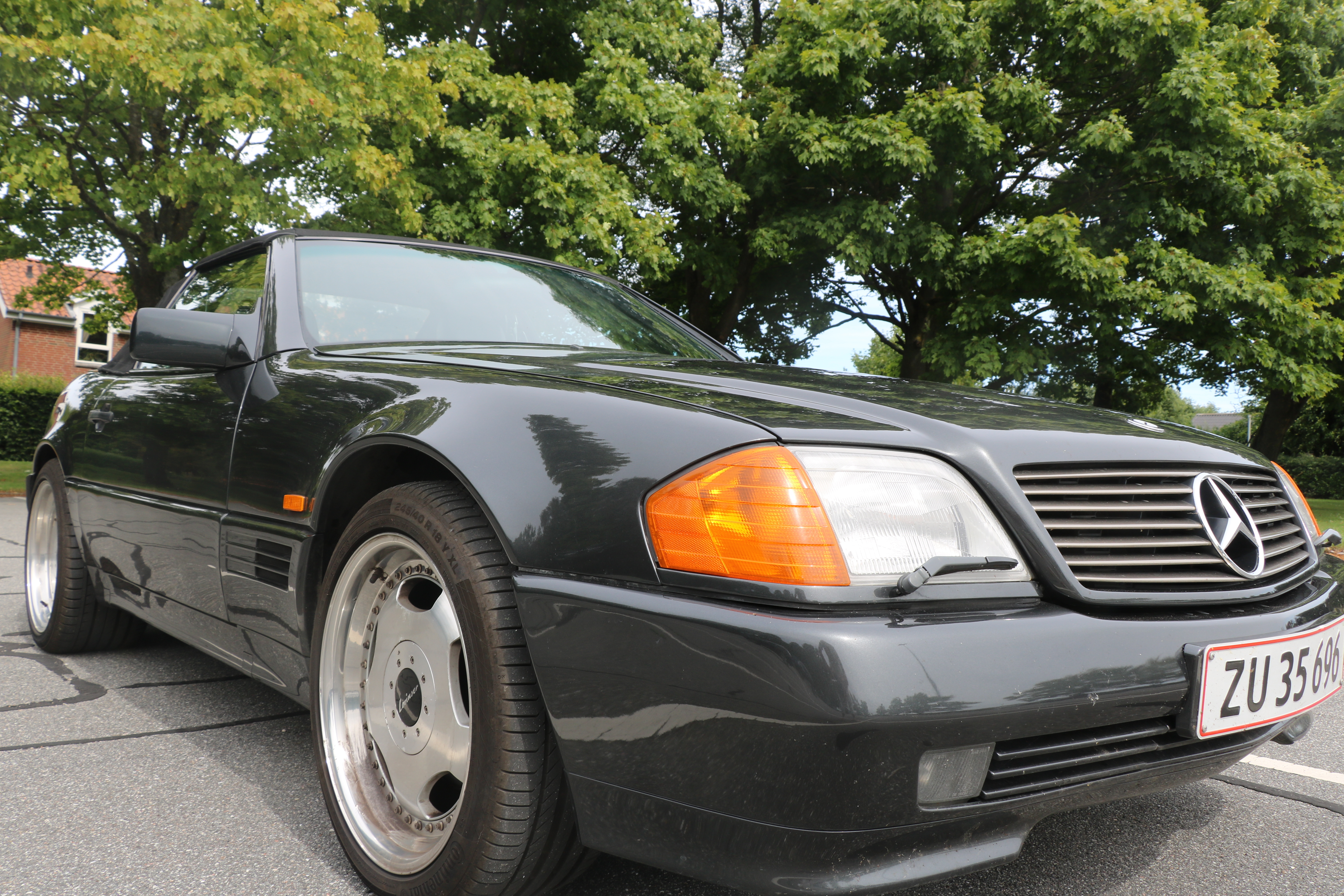 Sort Mercedes 500 SL fra 1989
