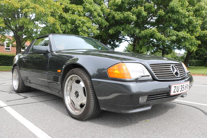 Sort Mercedes 500 SL fra 1989