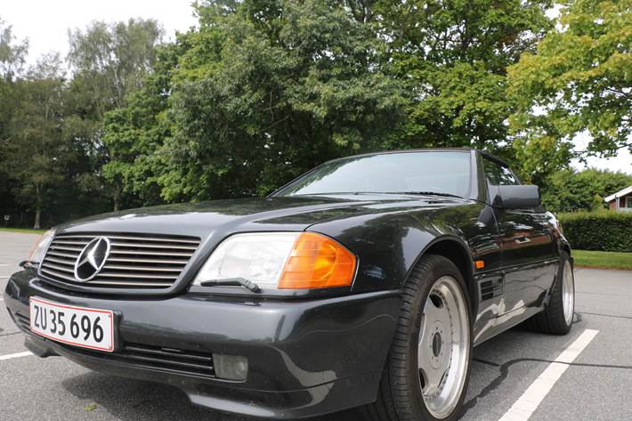 Sort Mercedes 500 SL fra 1989