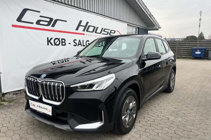Sort BMW iX1 fra 2023 set udefra