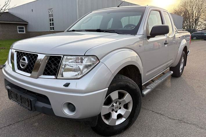 Gul Nissan Navara fra 2008