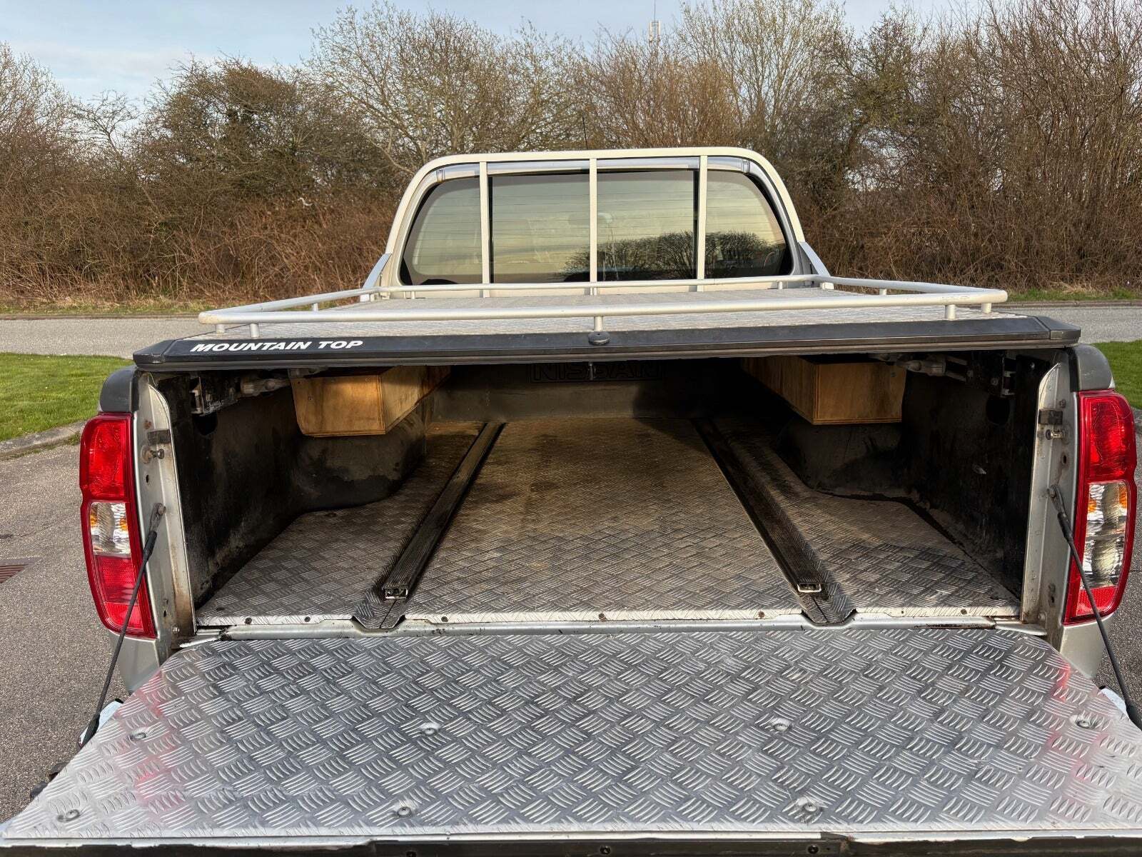 Gul Nissan Navara fra 2008