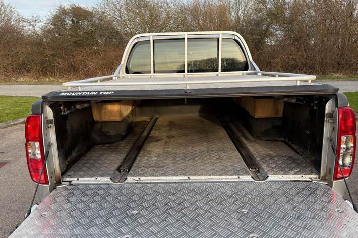 Gul Nissan Navara fra 2008