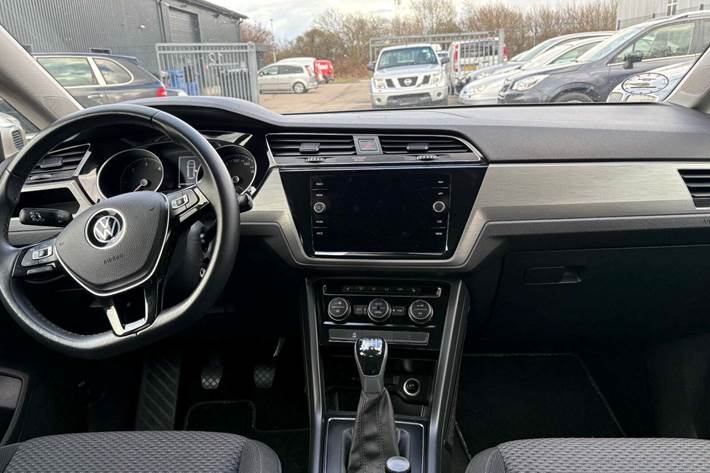 Sort VW Touran fra 2021