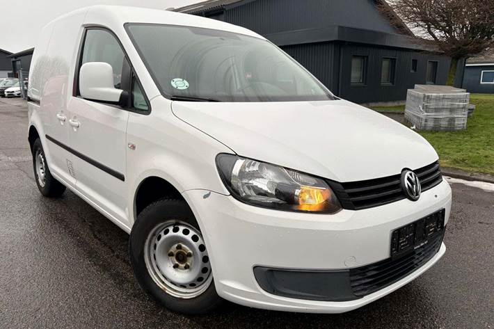 Hvid VW Caddy fra 2012 set udefra