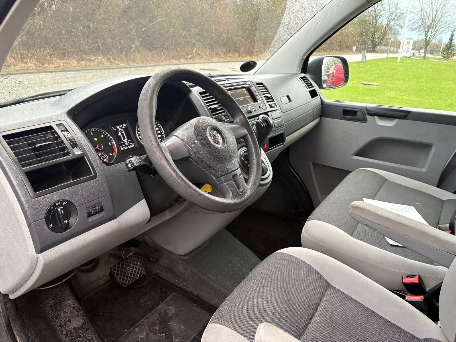 VW Transporter 2,0 TDi 140 Kassevogn DSG kort