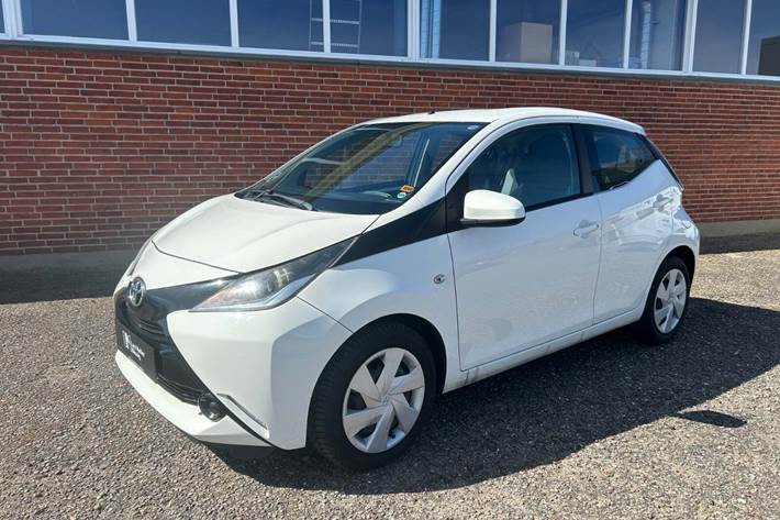 Hvid Toyota Aygo fra 2015 set udefra