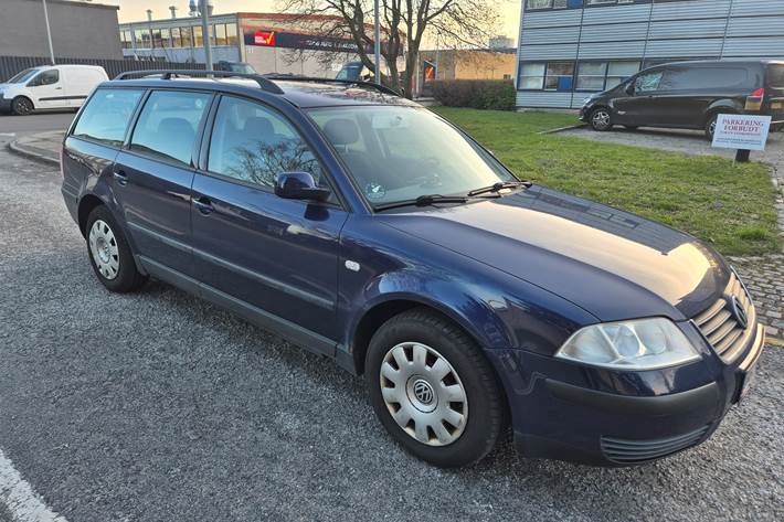 Blå VW Passat fra 2001