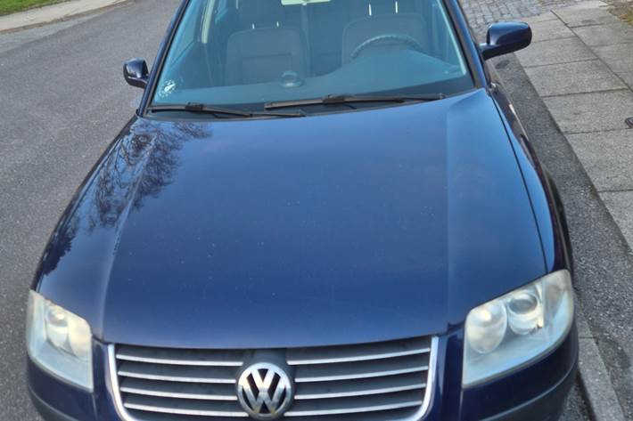 Blå VW Passat fra 2001