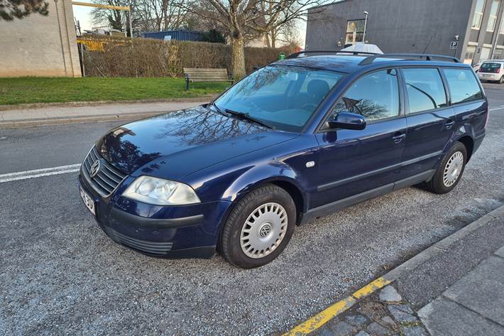 Blå VW Passat fra 2001