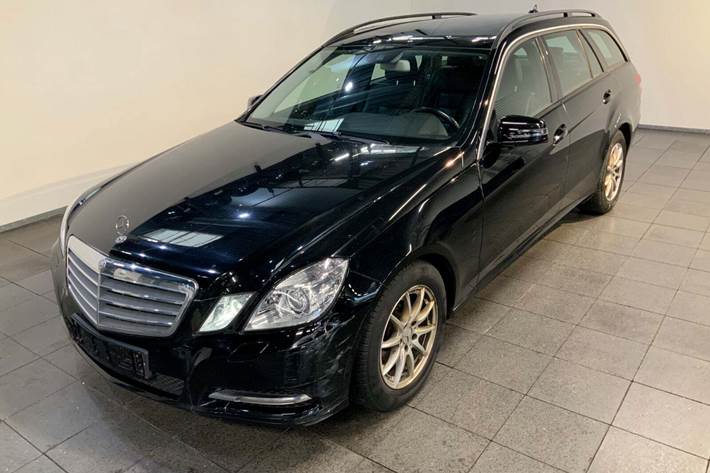 Sort Mercedes E200 fra 2011 set udefra