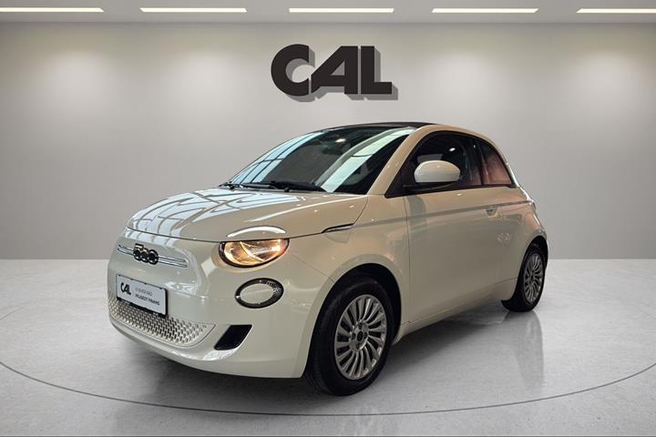 Hvid Fiat 500e fra 2023 set udefra