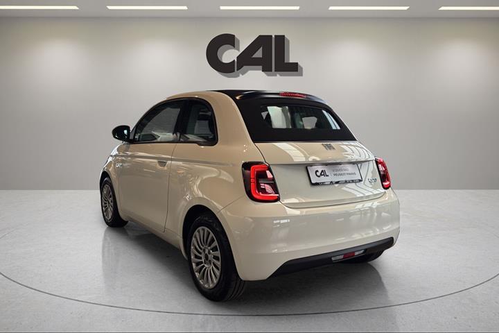 Hvid Fiat 500e fra 2023
