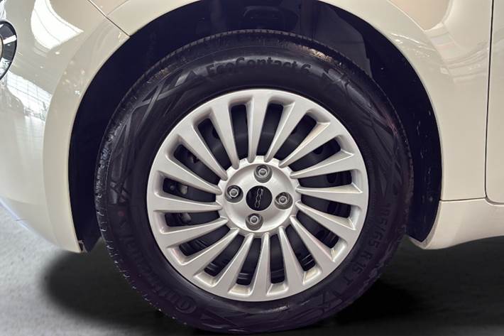 Hvid Fiat 500e fra 2023