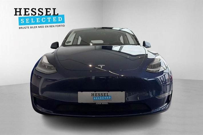 Blå Tesla Model Y fra 2024